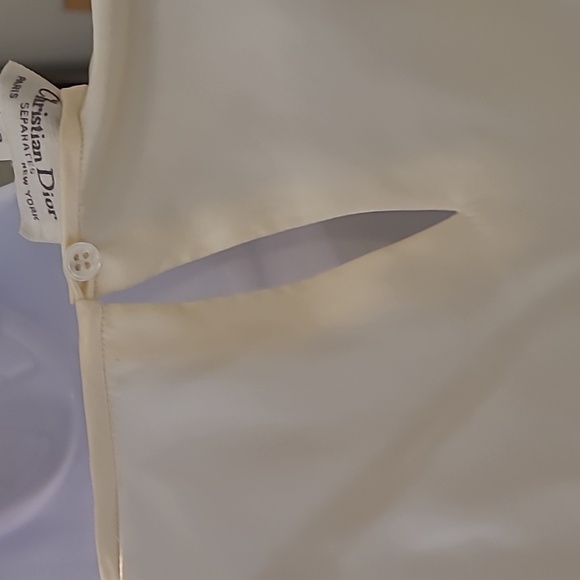 Elegant Cream Pleated Blouse - Picture 8 of 8